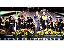 La Tuna de Medicina de Murcia, cantando junto a Jorge Torres “El Gallo de México” y sus Mariachis en la Gala de Clausura del XXIX Certamen Internacional de Tunas “Costa Cálida”.
