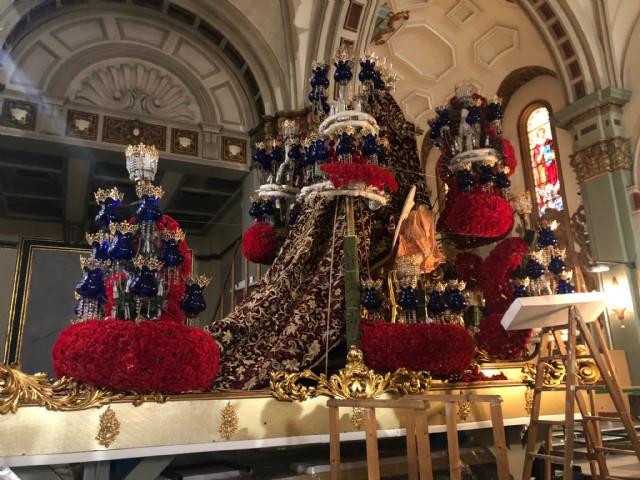 DONACION DE LA FLOR DEL TRONO DE LA STMA. VIRGEN DEL PRIMER DOLOR