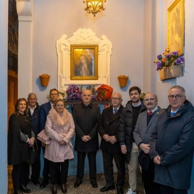 Colocación del cuadro de la Virgen de la Soledad en su callejón