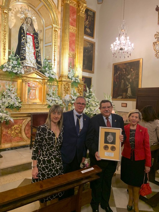 Entrega de Recuerdo al Procesionista del Año 2023 y Presidente de la Agrupación.