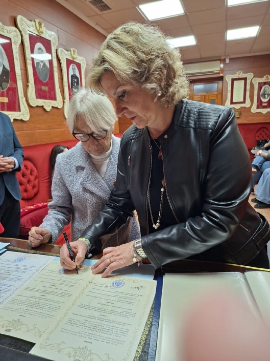 Donación de un reclinatorio-silla