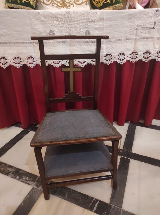 Donación de un reclinatorio-silla