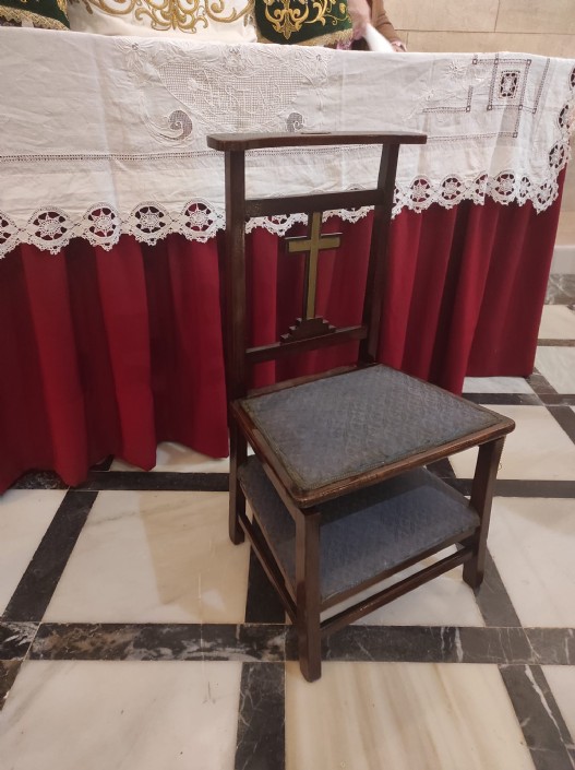 Donación de un reclinatorio-silla