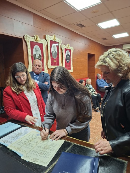 Donación de la Madrina del Tercio ´Jesús con los Niños´