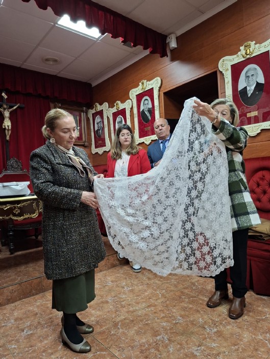 Donación de una mantilla de sobremanto