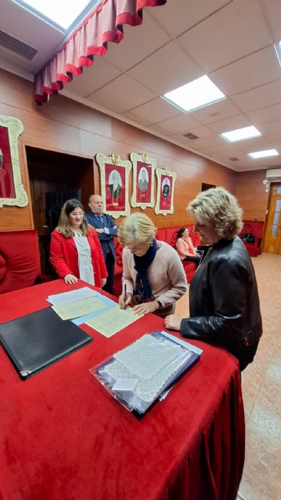 Donación de dos pañuelos