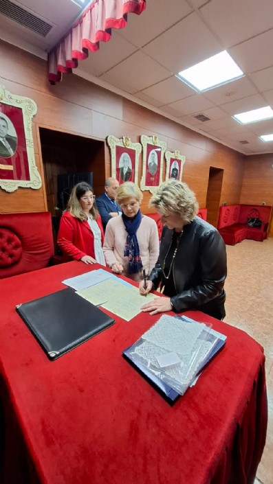 Donación de dos pañuelos