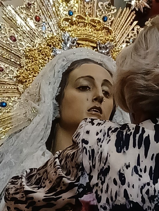 VESTIDA DE LA STMA. VIRGEN DEL PRIMER DOLOR. SUBIDA AL ALTAR MAYOR