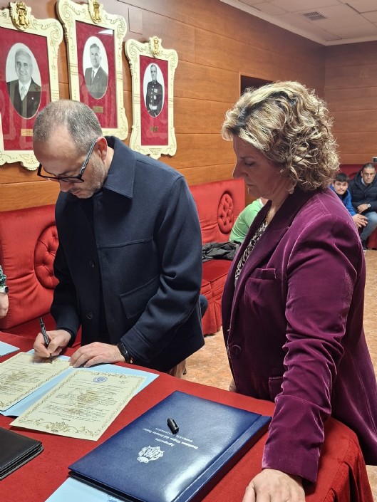 Donación de pañuelos para Ntra. Sra. de la Esperanza.