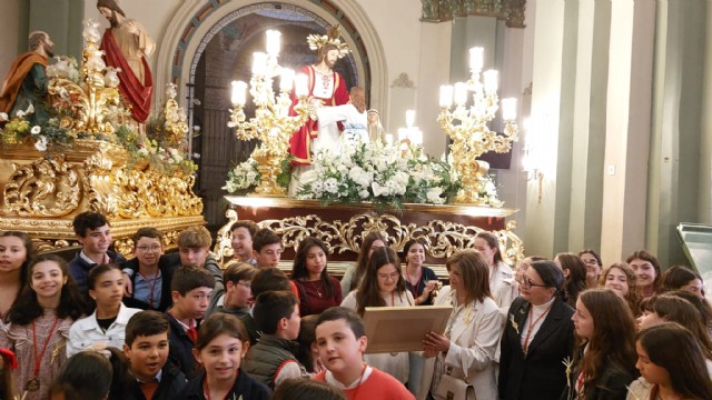 Entrega de nombramiento a la Madrina del tercio 