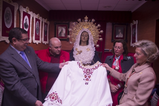 Donación de Nueva Túnica para Jesús con los niños. Donación de Nueva Túnica para Jesús con los niños.