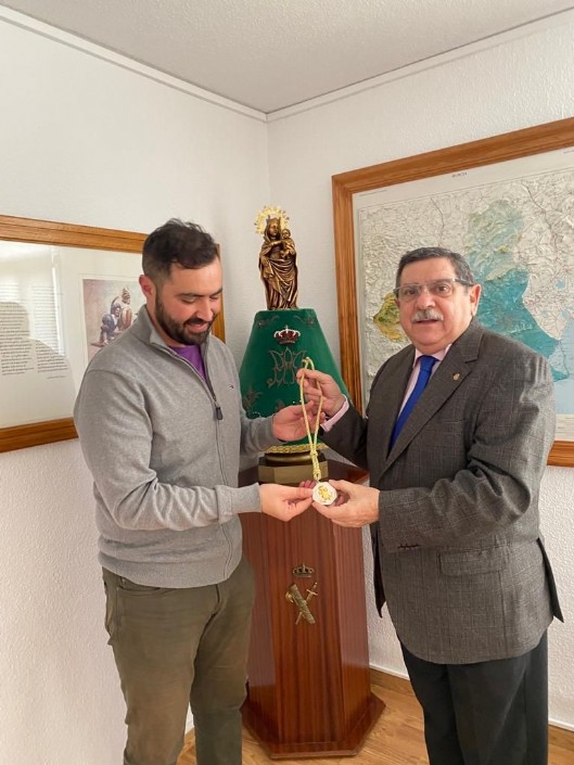 ENTREGA DEL CORDON DE MAYORDOMO AL CAPITAN DE LA V COMPAÑIA GUARDIA CIVIL