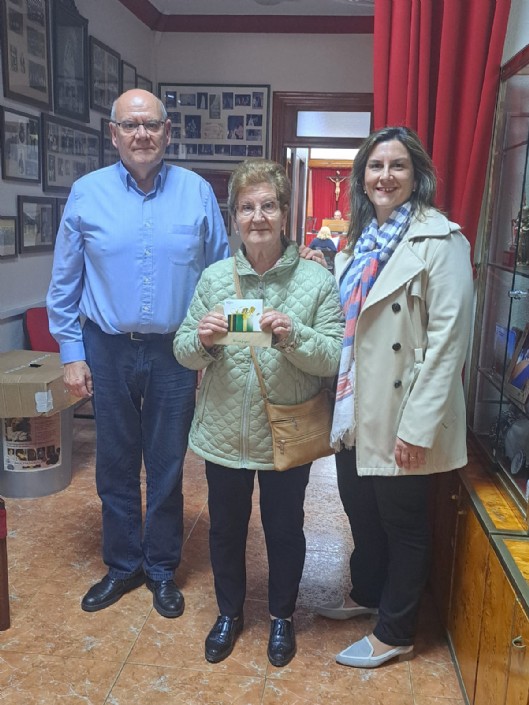 Entrega del premio de la rifa