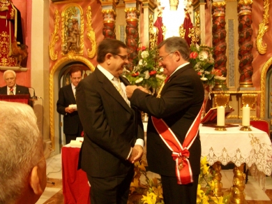 D. FRANCISCO RAMÓN SÁNCHEZ MAYORDOMO PRESIDENTE DE LA AGRUPACIÓN ES NOMBRADO MIEMBRO DE LA ORDEN DEL PRENDIMIENTO DE JESÚS DE LA COFRADÍA CALIFORNIA