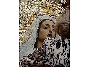 VESTIDA DE LA STMA. VIRGEN DEL PRIMER DOLOR. SUBIDA AL ALTAR MAYOR