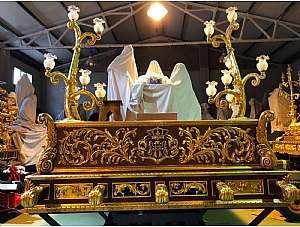 Restauración y Acabado nuevo trono para la Agrup. de la Stma Virgen  en Talleres Sarabia